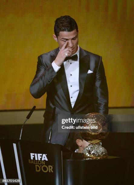 Fussball International FIFA Ballon d Or Weltfussballer 2013, Sieger; Cristiano Ronaldo mit Traenen in den Augen