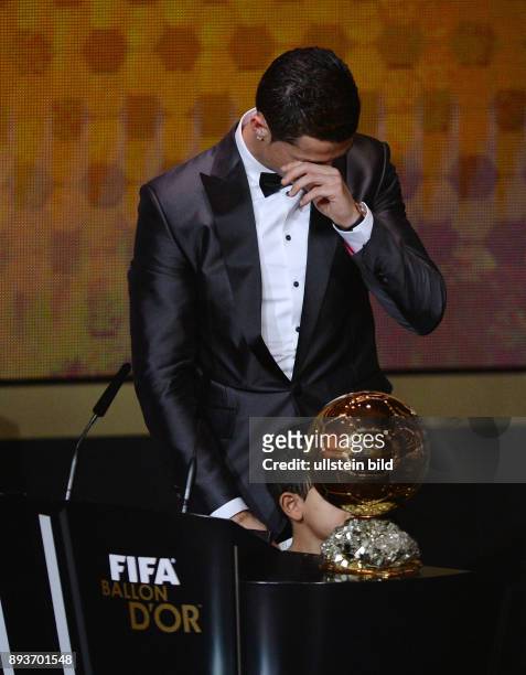 Fussball International FIFA Ballon d Or Weltfussballer 2013, Sieger; Cristiano Ronaldo mit Traenen in den Augen