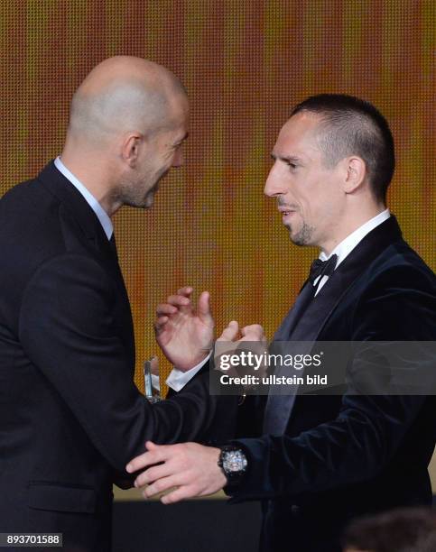 Fussball International FIFA Ballon d Or FIFA / FIFPro World XI; Mannschaft des Jahres: Zinedine Zidane ehrt Franck Ribery