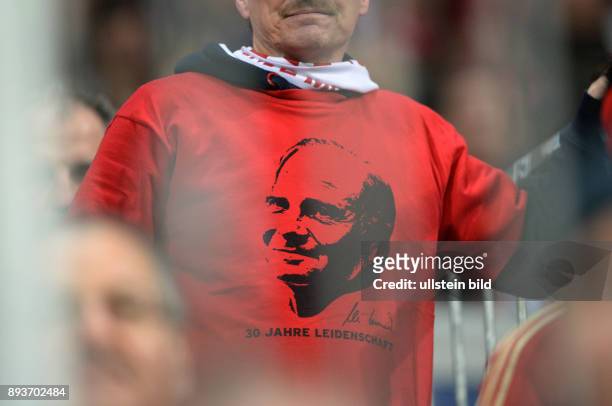 Fussball 1. Bundesliga Saison 2013/2014 25. Spieltag FC Bayern Muenchen - Bayer Leverkusen Ein FC Bayern Fan mit einem Uli Hoeness T- Shirt, 30 Jahre...