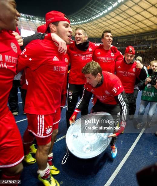 Hertha BSC Berlin - FC Bayern Muenchen Der FC Bayern bejubelt die 24. Deutsche Meisterschaft: Thomas Mueller mit Papp Meisterschale, Thiago...