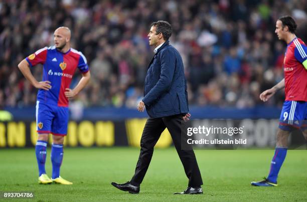 Rueckspiel Saison 2013/2014 Red Bull Salzburg - FC Basel Praesident Bernhard Heusler geht ueber das Spielfeld Richtung Gaestefanblock in der...