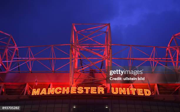 Manchester United FC - FC Bayern Muenchen Manchester United Schriftzug am Stadion Old Trafford, East Stand