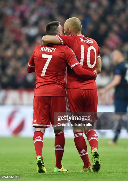 Bayern Muenchen - Manchester United FC JUBEL FC Bayern Muenchen; Torschuetze zum 3-1 Arjen Robben umarmt Franck Ribery