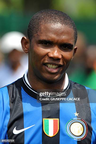 Cameroon striker Samuel Eto'o poses with his new jersey during his presentation at Inter Milan training centre in Appiano Gentile on July 28, 2009 ....