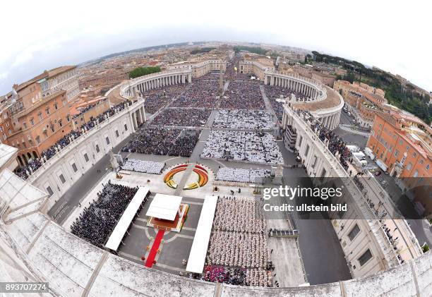 Rom, Vatikan Heiligsprechung Papst Johannes Paul II und Papst Johannes XXIII Übersicht des voll besetzten Peterspaltz, gefuellt mit hunderttausend...