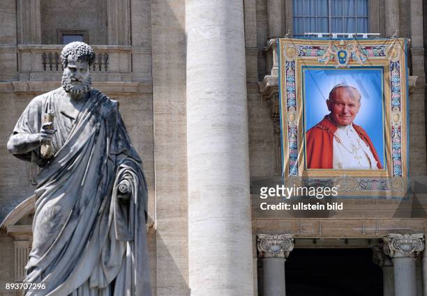 Rom, Vatikan Heiligsprechung Papst Johannes Paul II und Papst Johannes XXIII Ein Bild von Papst Johannes Paul II am Petersdom mit der Heiligenfigur...