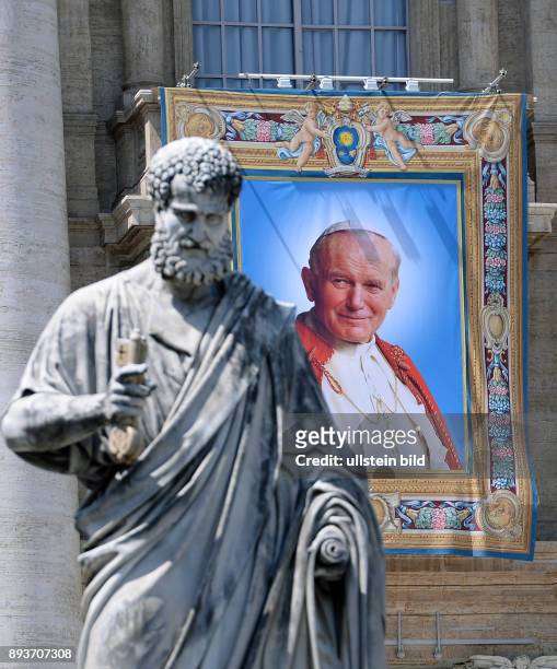 Rom, Vatikan Heiligsprechung Papst Johannes Paul II und Papst Johannes XXIII Ein Bild von Papst Johannes Paul II am Petersdom mit der Heiligenfigur...