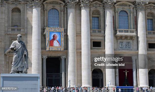 Rom, Vatikan Heiligsprechung Papst Johannes Paul II und Papst Johannes XXIII Ein Bild von Papst Johannes Paul II am Petersdom mit der Heiligenfigur...