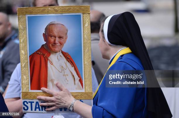 Rom, Vatikan Heiligsprechung Papst Johannes Paul II und Papst Johannes XXIII Eine Ordensschwester mit dem Bild Papst Johannes Paul II auf dem...