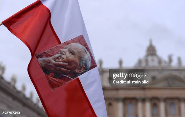 Rom, Vatikan Heiligsprechung Papst Johannes Paul II und Papst Johannes XXIII Eine polnische Flagge mit dem Bild Papst Johannes Paul II auf dem...