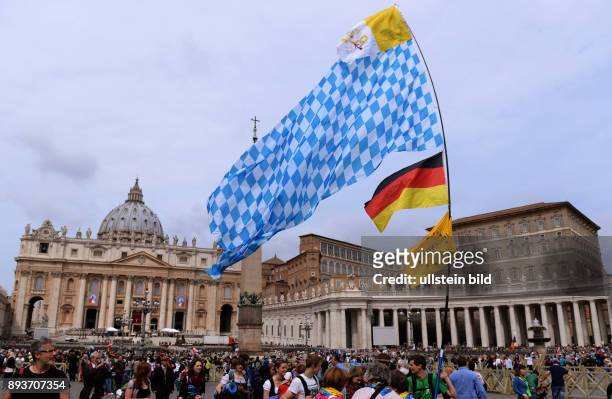 Rom, Vatikan Heiligsprechung Papst Johannes Paul II und Papst Johannes XXIII Eine deutsche und bayerische Flagge auf dem Petersplatz vor dem Petersdom