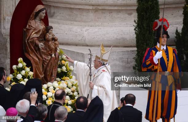 Rom, Vatikan Heiligsprechung Papst Johannes Paul II und Papst Johannes XXIII Papst Franziskus I. Mit dei Gottesmutter Maria