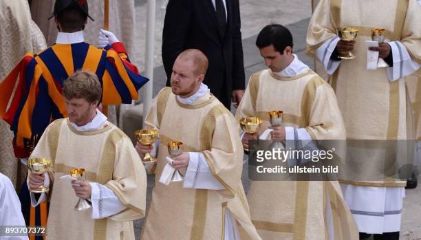 Rom, Vatikan Heiligsprechung Papst Johannes Paul II und Papst Johannes XXIII Priester verteilen die Kommunion auf dem Petersplatz