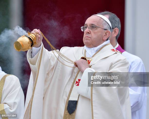 Rom, Vatikan Heiligsprechung Papst Johannes Paul II und Papst Johannes XXIII Papst Franziskus mit Weihrauchfass waehrend der Messe