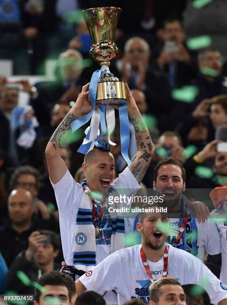 Coppa Italia Finale 2013/2014 AC Florenz - SSC Neapel Siegerehrung, Sieger SSC Neapel; Marek Hamsik mit Pokal und Gonzalo Higuain