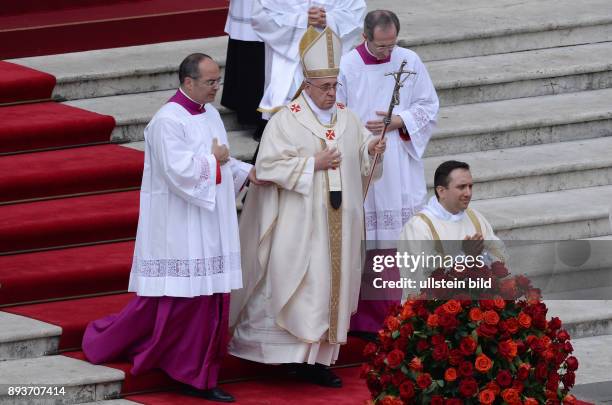 Rom, Vatikan Heiligsprechung Papst Johannes Paul II und Papst Johannes XXIII Papst Franziskus I. Mit Kreuzstab und Mitra bei der der Messe