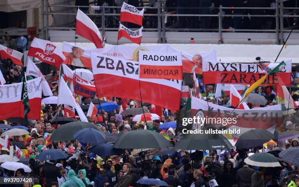 Rom, Vatikan Heiligsprechung Papst Johannes Paul II und Papst Johannes XXIII Glaeubige, Pilger und Touristen mit polnischen Flaggen