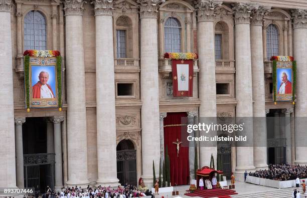 Rom, Vatikan Heiligsprechung Papst Johannes Paul II und Papst Johannes XXIII Bilder der beiden Paepste; Papst Johannes Paul II und Papst Johannes...