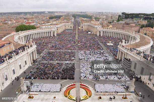 Rom, Vatikan Heiligsprechung Papst Johannes Paul II und Papst Johannes XXIII Übersicht des voll besetzten Peterspaltz, gefuellt mit hunderttausend...