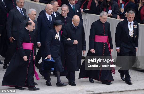 Rom, Vatikan Heiligsprechung Papst Johannes Paul II und Papst Johannes XXIII Der italienische Staatspraesident Giorgio Napolitano mit Frau Clio...