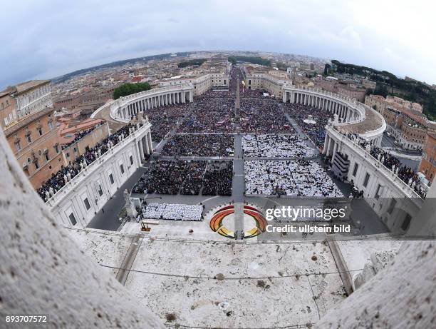 Rom, Vatikan Heiligsprechung Papst Johannes Paul II und Papst Johannes XXIII Uebersicht des voll besetzten Petersplatz, gefuellt mit hunderttausend...