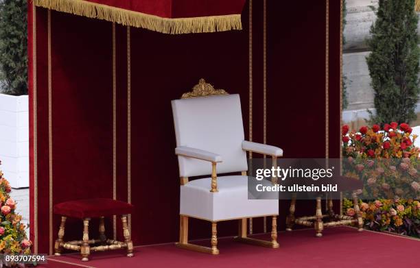 Rom, Vatikan Heiligsprechung Papst Johannes Paul II und Papst Johannes XXIII Papststuhl Papst Franziskus I. Auf dem Petersplatz