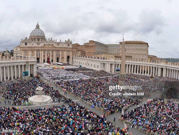 Rom, Vatikan Heiligsprechung Papst Johannes Paul II und Papst Johannes XXIII Uebersicht des voll besetzten Petersplatz, gefuellt mit hunderttausend...