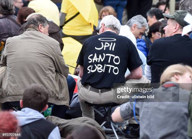 Rom, Vatikan Heiligsprechung Papst Johannes Paul II und Papst Johannes XXIII Ein Glaeubiger mit einem Shirt mit der Aufschrift JP II Santo Subito...