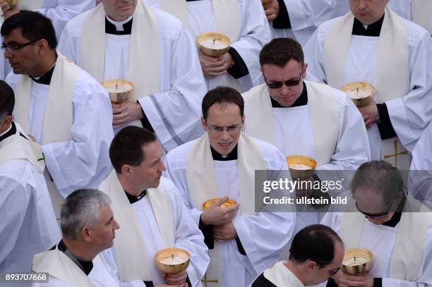 Rom, Vatikan Heiligsprechung Papst Johannes Paul II und Papst Johannes XXIII Priester verteilen die Kommunion auf dem Petersplatz