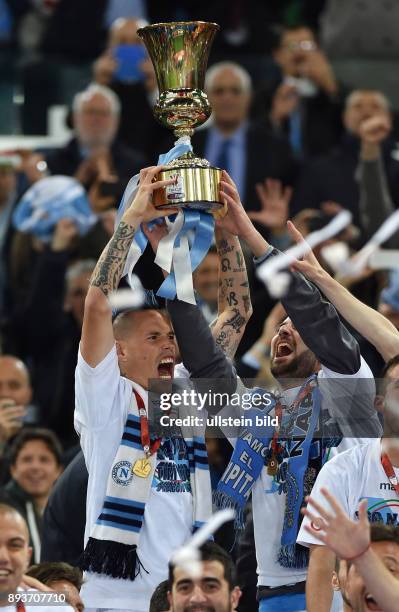 Coppa Italia Finale 2013/2014 AC Florenz - SSC Neapel Siegerehrung, Sieger SSC Neapel; Marek Hamsik mit Pokal und Gonzalo Higuain