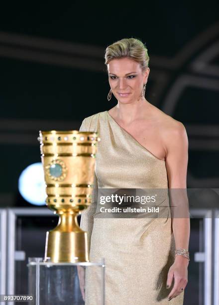 Borussia Dortmund - FC Bayern Muenchen Maria Hoefl-Riesch traegt den Pott ins Olympia Stadion