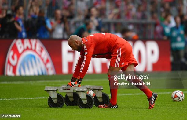 Teampraesentation / Training FC Bayern Muenchen in der Allianz Arena Torwart Pep Reina siebt den Torwagen vom Spielfeld