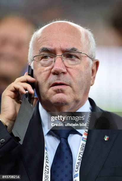 In Bari Italien - Holland Praesidenten des italienischen Fussballverbands Carlo Tavecchio am Telefon