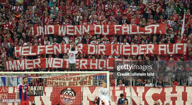 Vorrunde FC Bayern Muenchen - Manchester City FC Bayern Fans in der Suedkurver der Allianz Arena machen Holger Badstuber nach seiner erneuten...