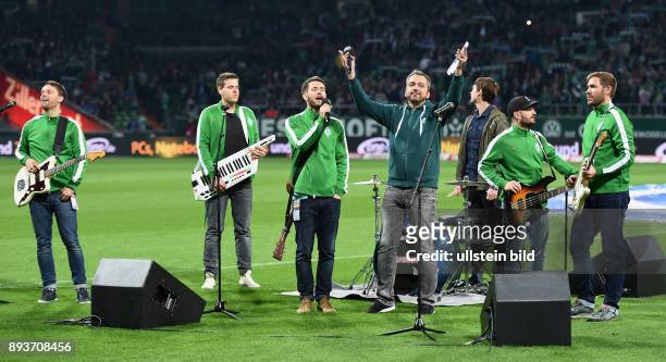 Fussball 1. Bundesliga Saison 2014/2015 5. SPIELTAG SV Werder Bremen - FC Schalke 04 Stadionsprecher Arnd Zeigler mit der Musikband Revolverhelden...