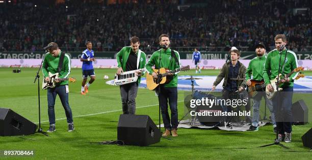 Fussball 1. Bundesliga Saison 2014/2015 5. SPIELTAG SV Werder Bremen - FC Schalke 04 Musikband Revolverhelden beim Rahmenprogramm im Werserstadion