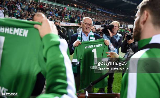 Fussball 1. Bundesliga Saison 2014/2015 5. SPIELTAG SV Werder Bremen - FC Schalke 04 Geschaeftsfuehrer Klaus-Dieter Fischer uberreicht der Musikband...