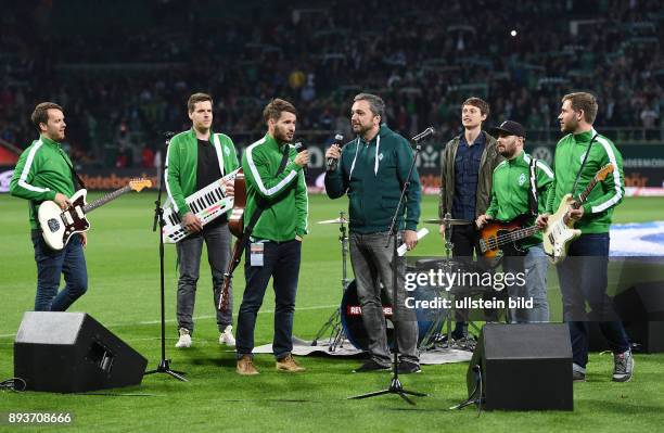 Fussball 1. Bundesliga Saison 2014/2015 5. SPIELTAG SV Werder Bremen - FC Schalke 04 Stadionsprecher Arnd Zeigler mit der Musikband Revolverhelden...