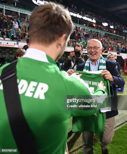 Fussball 1. Bundesliga Saison 2014/2015 5. SPIELTAG SV Werder Bremen - FC Schalke 04 Geschaeftsfuehrer Klaus-Dieter Fischer uberreicht der Musikband...