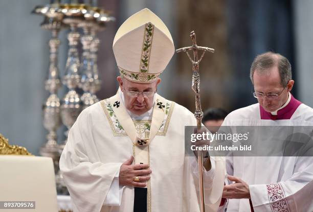 Rom, Vatikan Karwoche, Gruendonnerstag Papst Franziskus I. Mit Kreuzstab bei der Chrisammesse im Petersdom