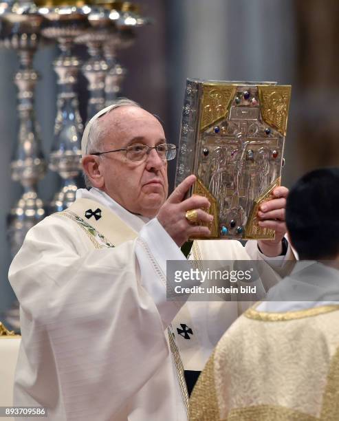 Rom, Vatikan Karwoche, Gruendonnerstag Papst Franziskus I. Bei der Chrisammesse im Petersdom
