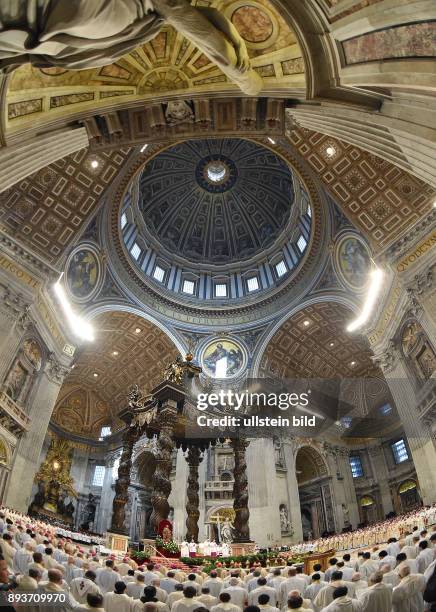 Rom, Vatikan Karwoche, Gruendonnerstag Innenansicht des Petersdom bei der Chrisammesse