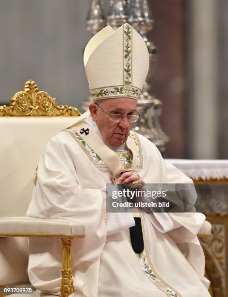 Rom, Vatikan Karwoche, Gruendonnerstag Papst Franziskus I. Bei der Chrisammesse im Petersdom