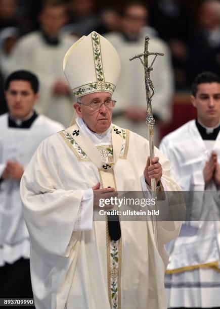 Rom, Vatikan Karwoche, Gruendonnerstag Papst Franziskus I. Mit Kreuzstab bei der Chrisammesse im Petersdom
