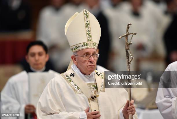 Rom, Vatikan Karwoche, Gruendonnerstag Papst Franziskus I. Mit Kreuzstab bei der Chrisammesse im Petersdom