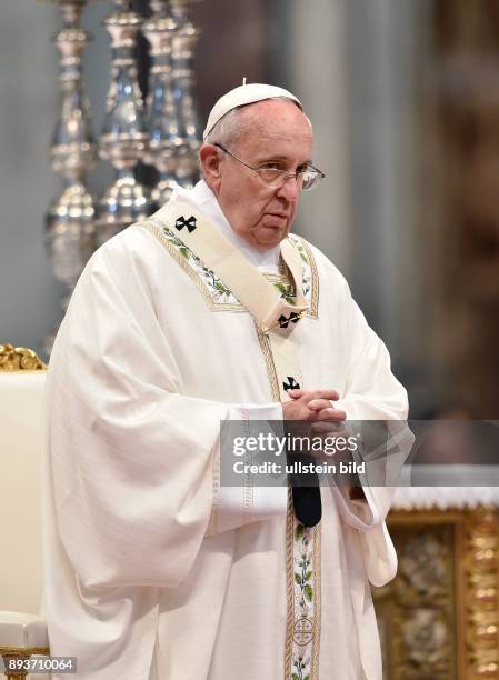 Rom, Vatikan Karwoche, Gruendonnerstag Papst Franziskus I. Bei der Chrisammesse im Petersdom