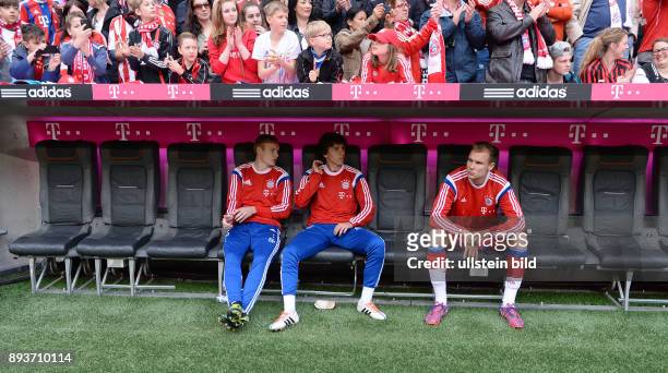 Fussball 1. Bundesliga Saison 2014/2015 28. Spieltag FC Bayern Muenchen - Eintracht Frankfurt Die Bank ist leer, nur drei Feldspieler auf der...