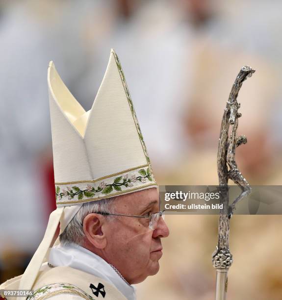 Rom, Vatikan Karwoche, Gruendonnerstag Papst Franziskus I. Mit Kreuzstab bei der Chrisammesse im Petersdom
