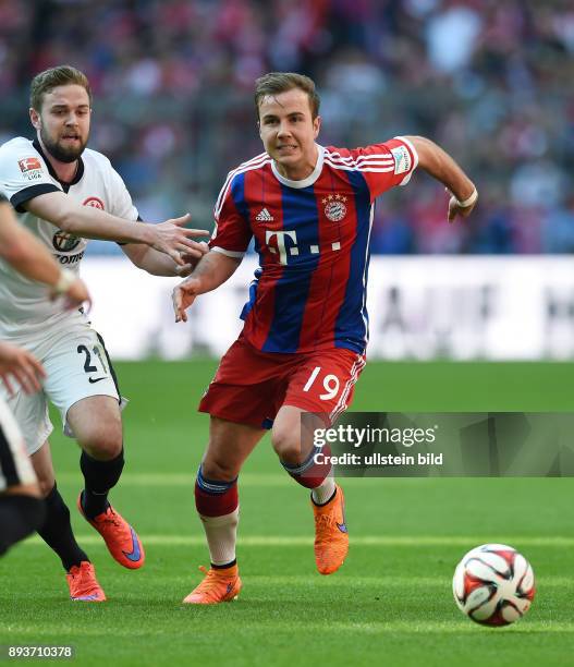 Fussball 1. Bundesliga Saison 2014/2015 28. Spieltag FC Bayern Muenchen - Eintracht Frankfurt Mario Goetze gegen Marc Stendera